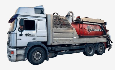 Imagen de un camión cisterna de color rojo y gris que realiza un transporte de residuos de un separador de hidrocarburos en una carretera de San Roque
