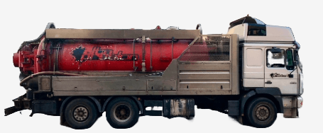 Imagen de un camión cisterna de color blanco que realiza un transporte de residuos de un separador de hidrocarburos en una carretera de Tarifa
